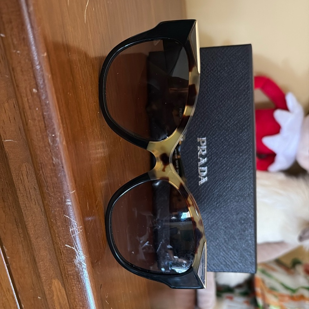 I am selling brand new Prada sunglasses.